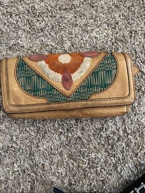 Vintage Fossil Tan Leather Fold Wallet with Green Pattern and Orange Accent